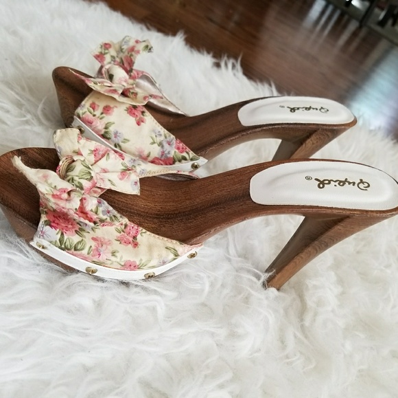 Floral bow heels - Picture 2 of 3